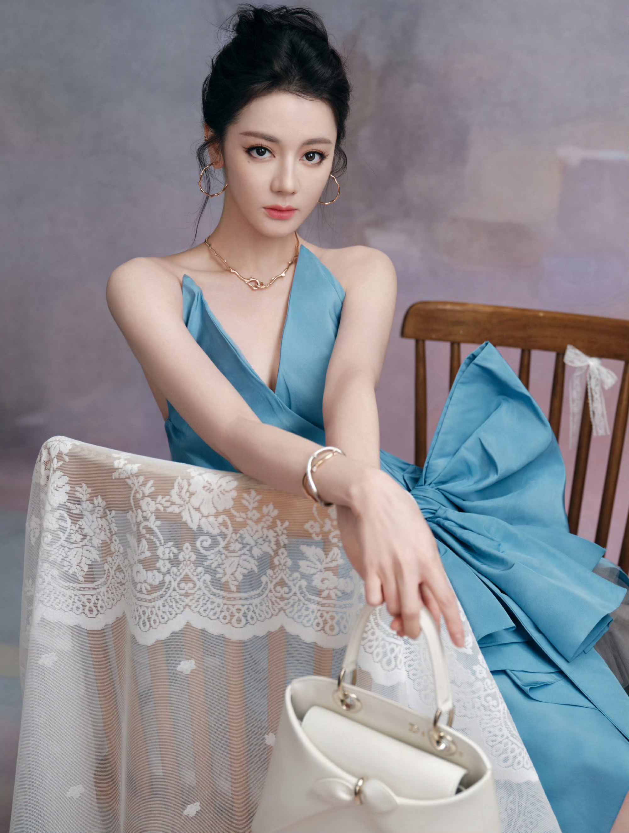 湖蓝缎面的松弛美学：迪丽热巴的轻礼服范本