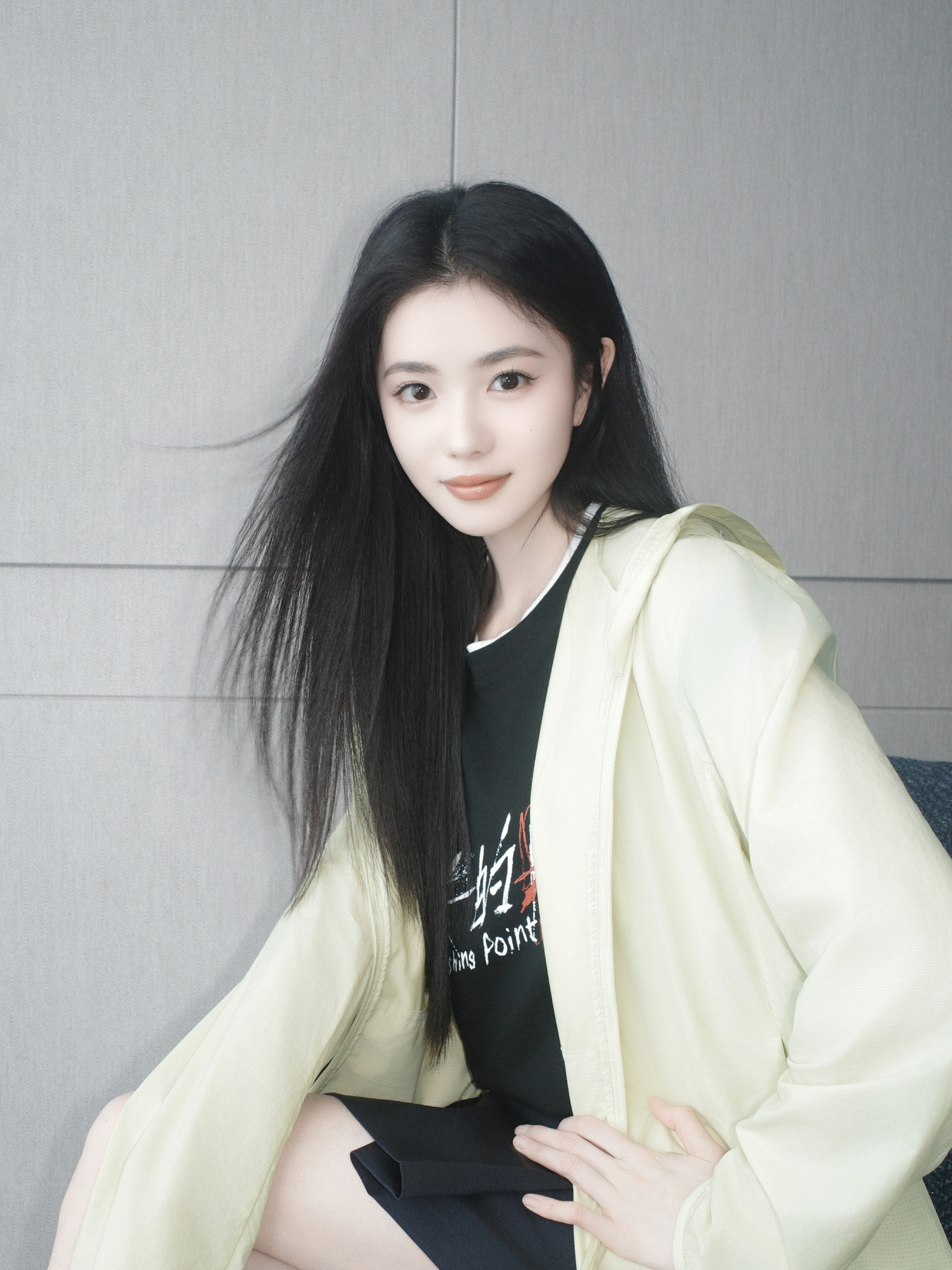 刘浩存时尚穿搭：轻机能松弛感，少女风的高级破局