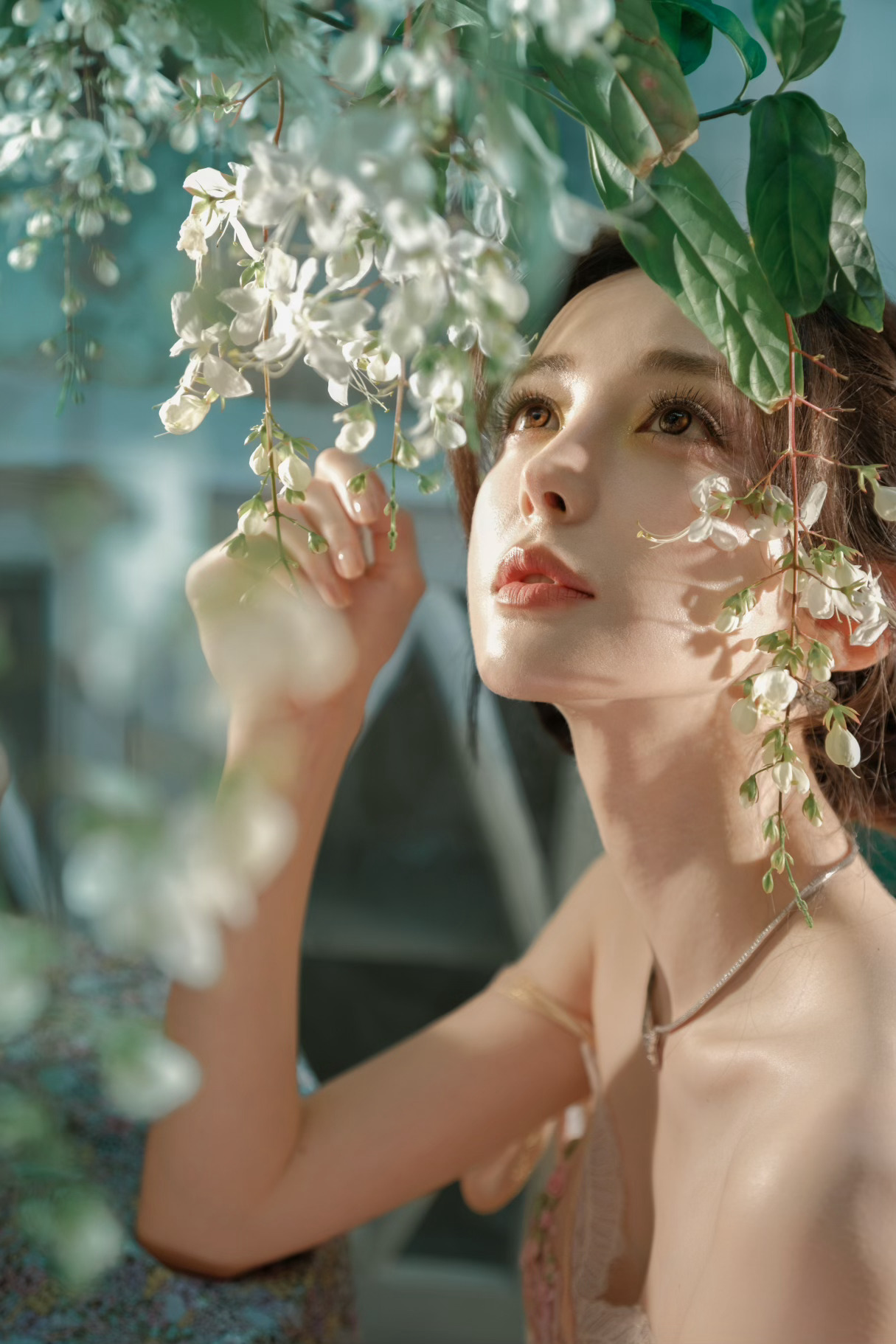 古力娜扎鎏金蔷薇裙写真穿搭，把童话穿成具象的浪漫