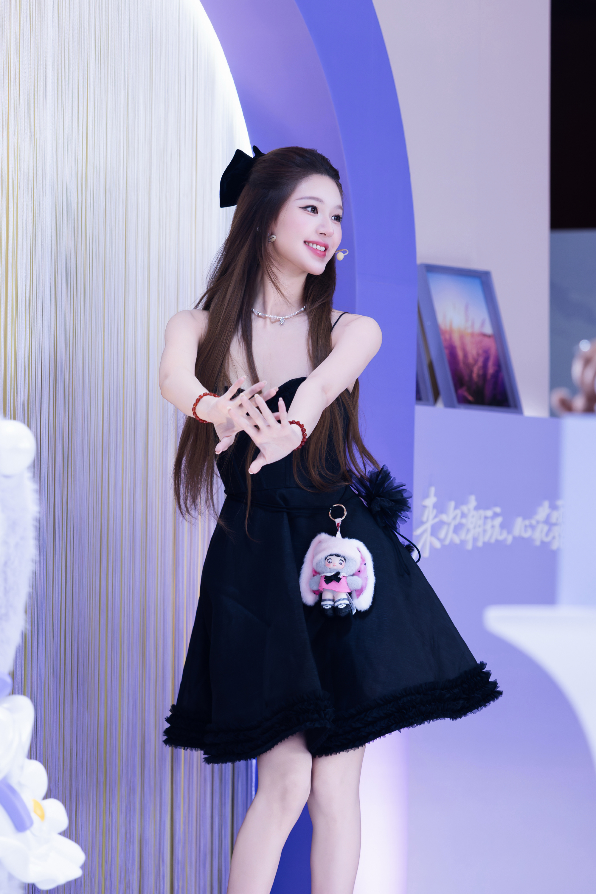 赵露思也太会穿了吧！一袭复古黑裙化身“甜酷在逃公主”，美到犯规！