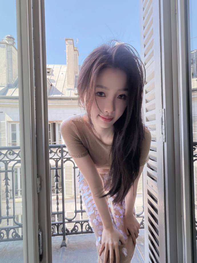 虞书欣穿镂空露腰裙性感妩媚！腰臀比超绝致命曲线美爆了