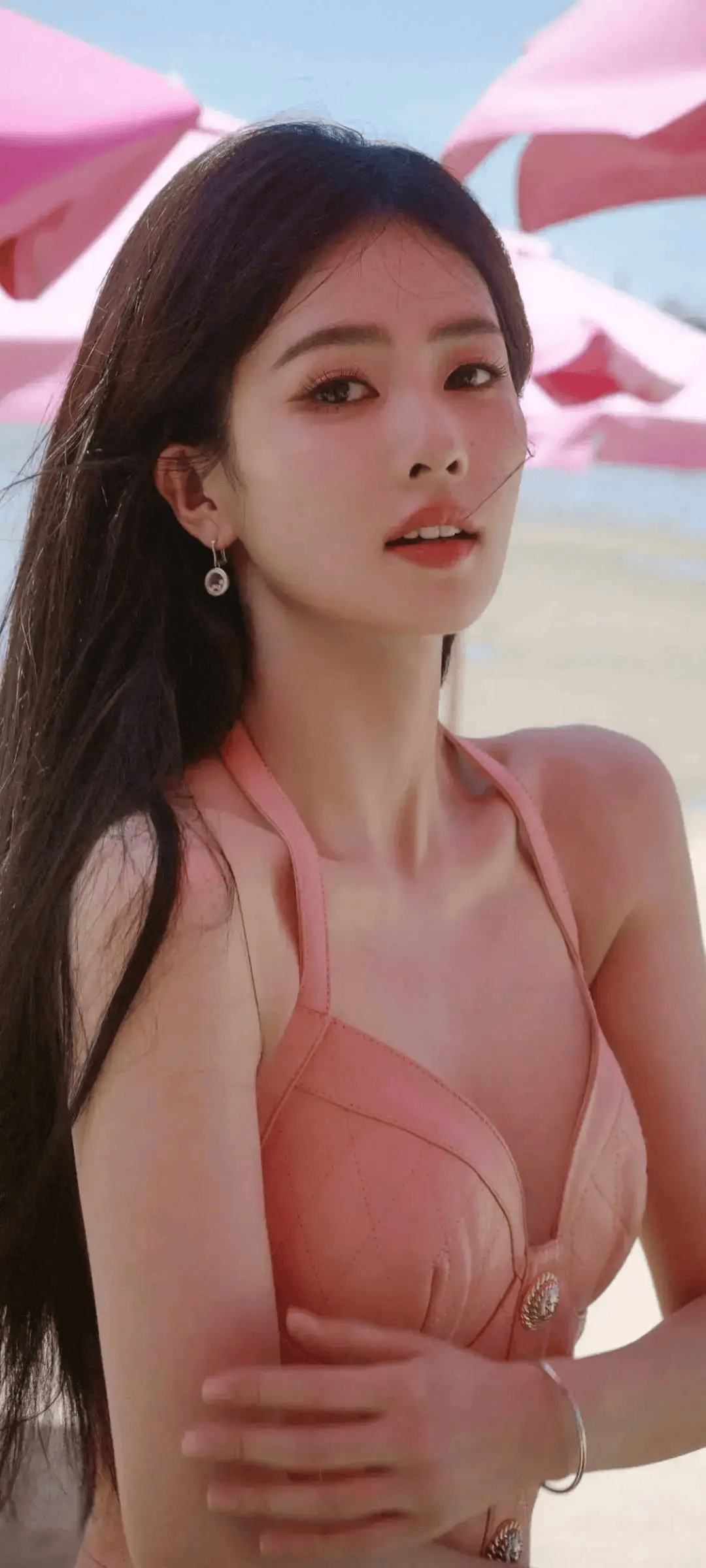 白鹿性感写真肌肤白皙身材火辣！被赞高级感天花板