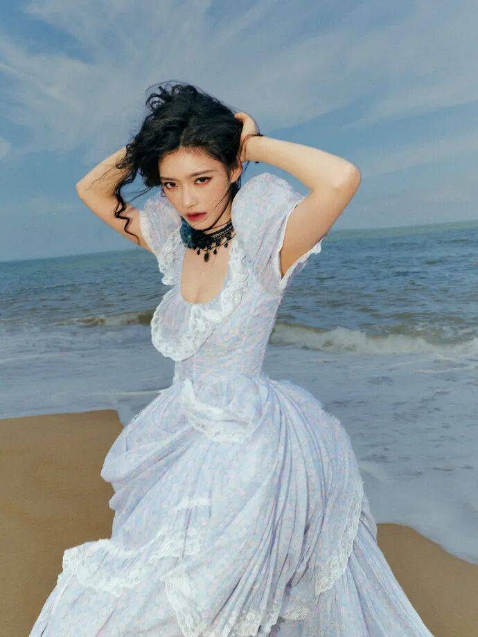 林允化身公主海边奔跑!露出事业线与大美腿太性感惊艳-1 林允化身公主海边奔跑!露出事业线与大美腿太性感惊艳