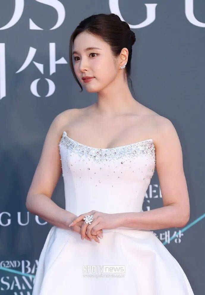 2026年韩国百想红毯!孙艺珍朴宝英斐秀智等女星争艳美爆了-8 2026年韩国百想红毯!孙艺珍朴宝英斐秀智等女星争艳美爆了