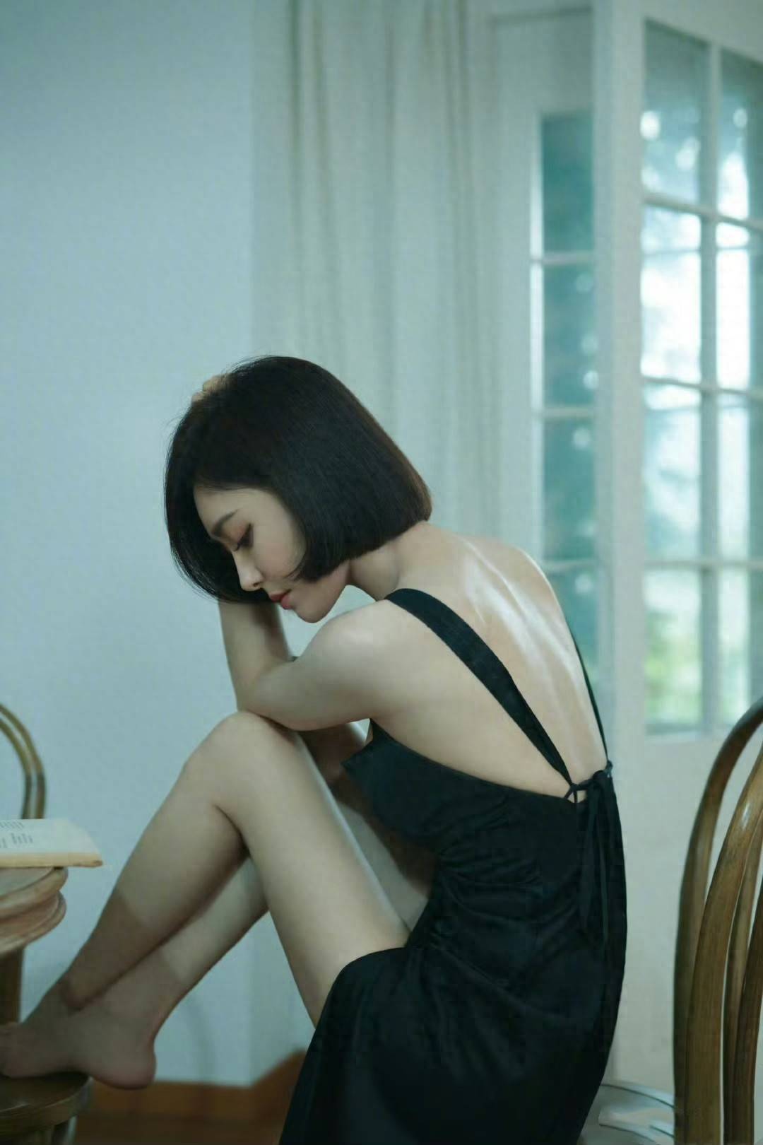 46岁秦岚晒夏季最新写真，不老女神性感又女人味十足