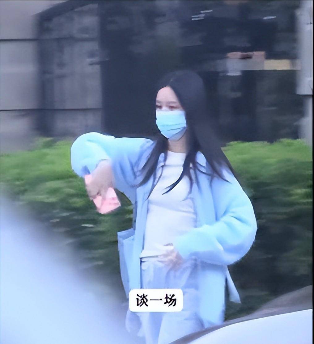 女顶流家中与男友约会被拍！两人在卧室拥吻摸腹肌，男方是圈内人