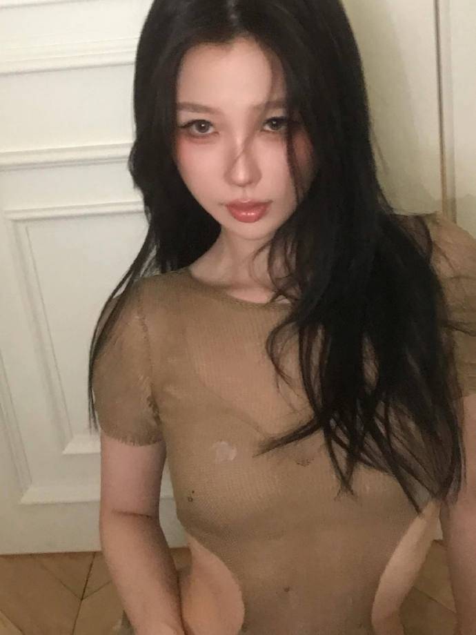 虞书欣穿镂空露腰裙性感妩媚！腰臀比超绝致命曲线美爆了