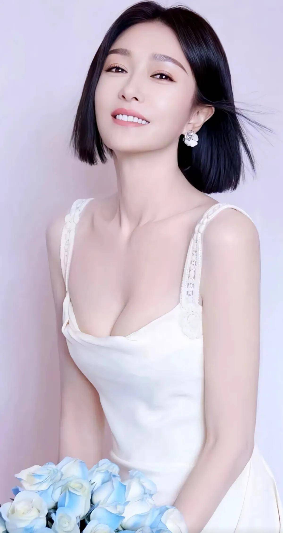 46岁秦岚晒夏季最新写真，不老女神性感又女人味十足