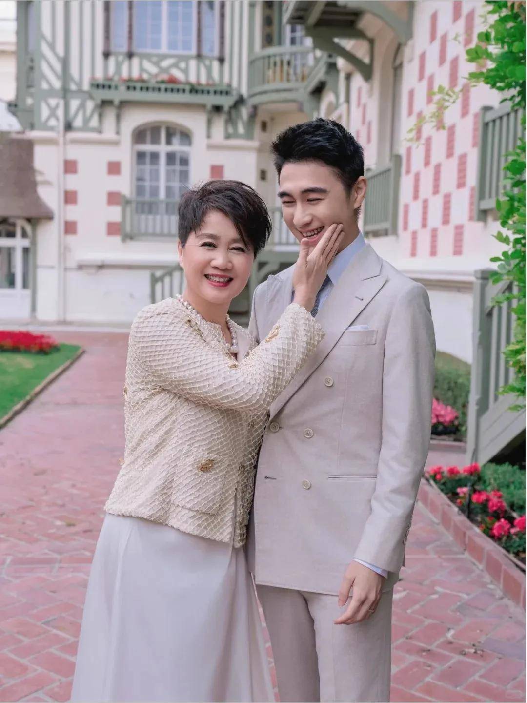 奚梦瑶戴卡地亚登Vogue封面,四太送她定情珠宝!嫁给豪门也嫁给爱情-17 奚梦瑶戴卡地亚登Vogue封面,四太送她定情珠宝!嫁给豪门也嫁给爱情