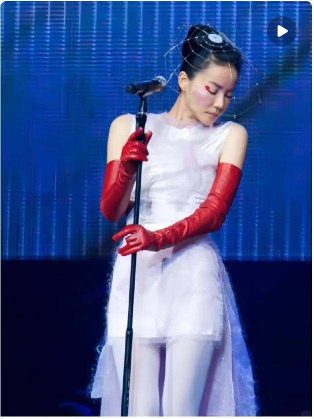 《歌手》舞台上的窦靖童,声音和造型都很孝顺妈咪王菲-32 《歌手》舞台上的窦靖童,声音和造型都很孝顺妈咪王菲