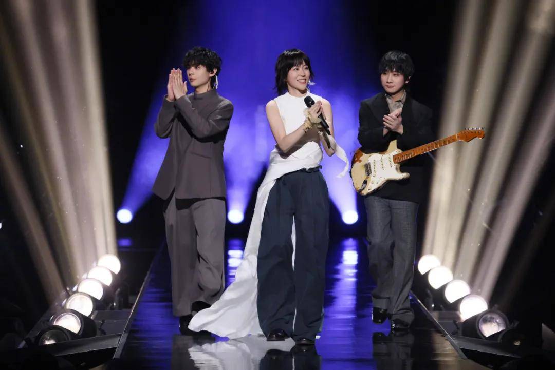 《歌手》舞台上的窦靖童,声音和造型都很孝顺妈咪王菲-15 《歌手》舞台上的窦靖童,声音和造型都很孝顺妈咪王菲