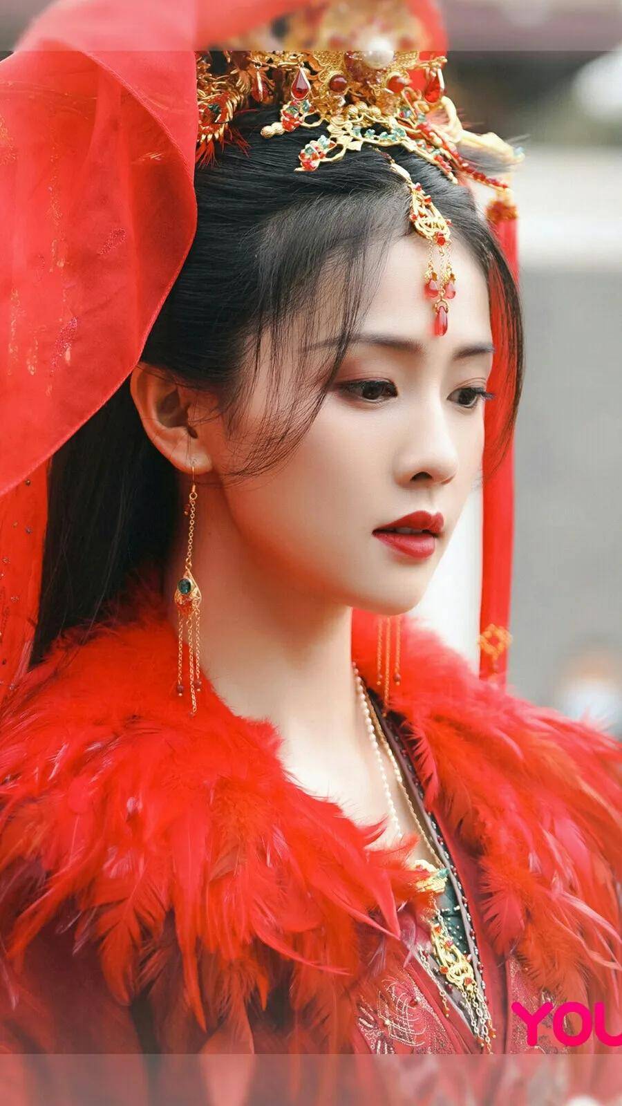 白鹿甜美写真风情万种！雪肤玉貌身材火辣性感迷人