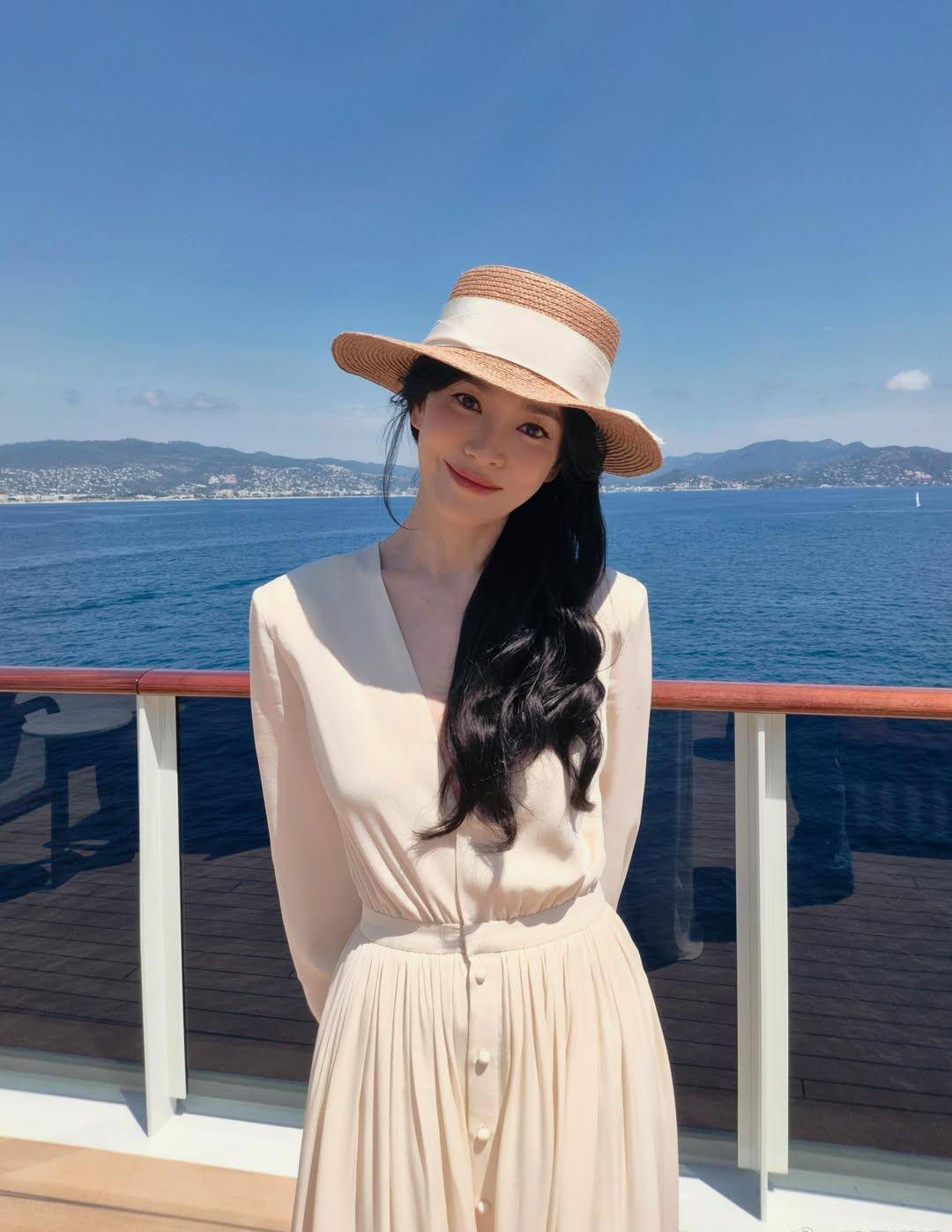 宋慧乔最近的度假装真是美翻了，泳装照依旧清纯、长裙秒变气场女王