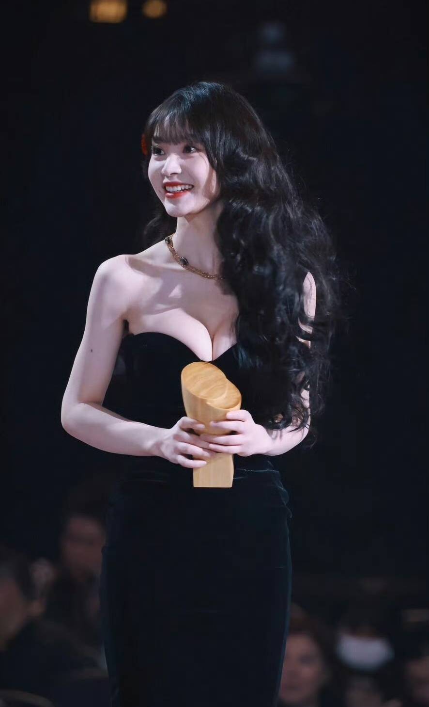 甜妹田曦薇首次尝试成熟御姐风，网友：身材太有料了