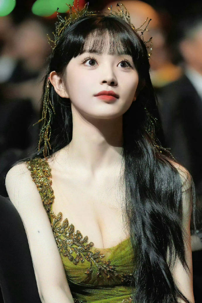 甜妹田曦薇首次尝试成熟御姐风，网友：身材太有料了