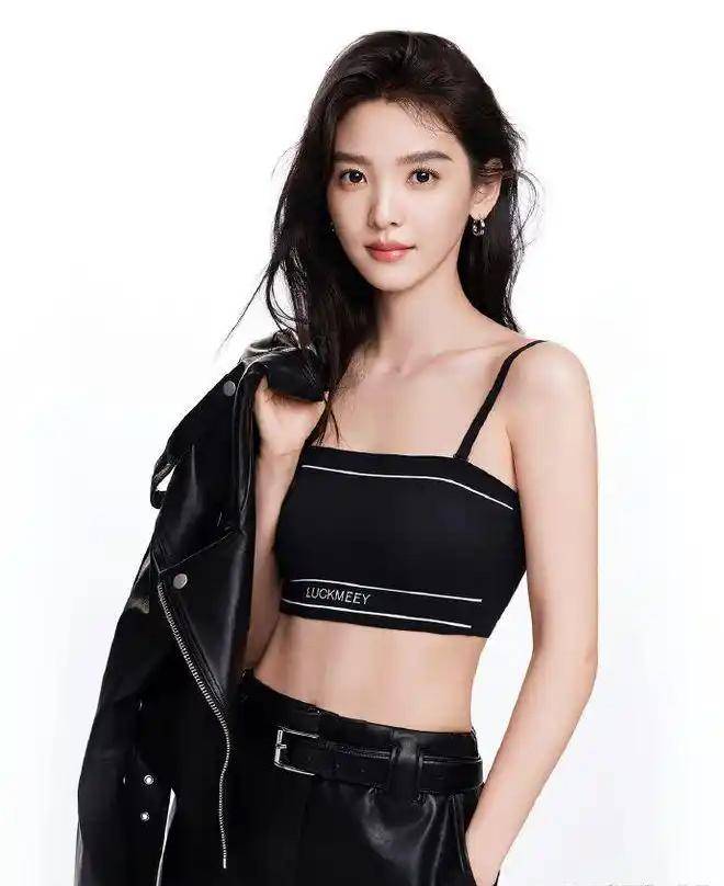 章若楠最新时尚大片惊艳全网!清冷高级路人缘满分的神颜女神-4 章若楠最新时尚大片惊艳全网!清冷高级路人缘满分的神颜女神