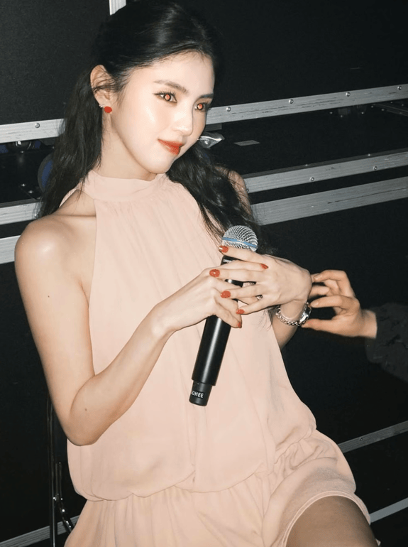 韩素希冷白皮穿搭自带清冷感,辣妹装气场全开,仙女装优雅高级-9 韩素希冷白皮穿搭自带清冷感,辣妹装气场全开,仙女装优雅高级