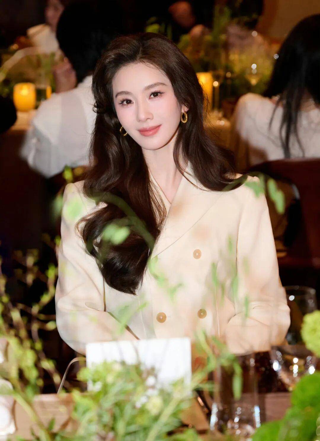 刘诗诗奶油白西装穿搭:通勤高贵感,极简轻奢搭配-7 刘诗诗奶油白西装穿搭:通勤高贵感,极简轻奢搭配