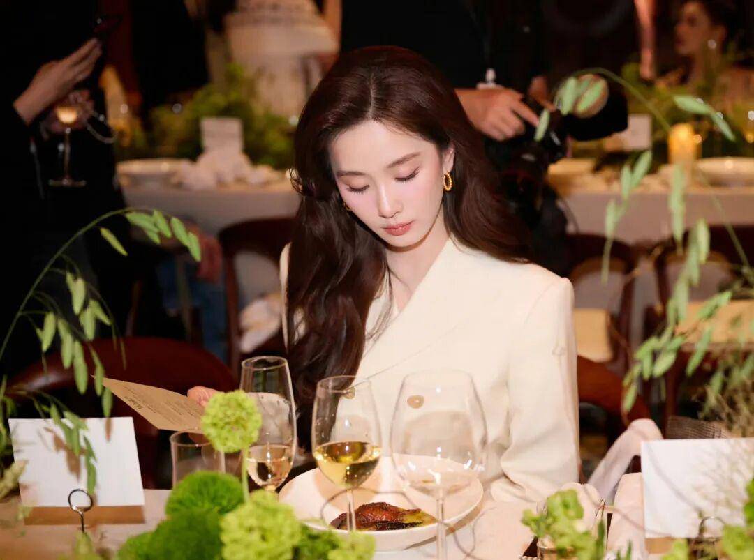刘诗诗奶油白西装穿搭:通勤高贵感,极简轻奢搭配-4 刘诗诗奶油白西装穿搭:通勤高贵感,极简轻奢搭配
