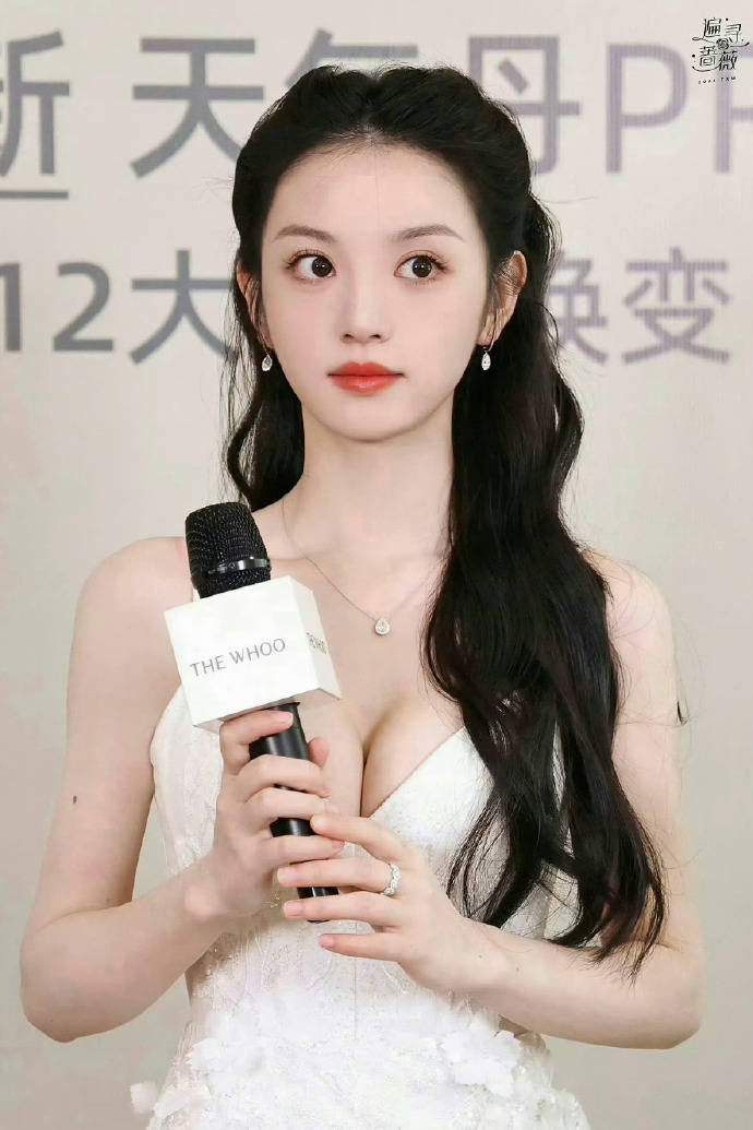 甜妹田曦薇首次尝试成熟御姐风，网友：身材太有料了