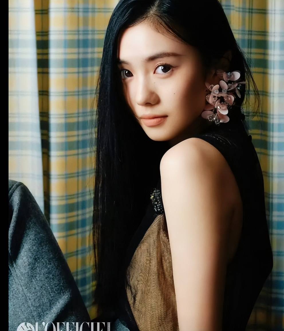 刘浩存上演写真大片,挑战不同的穿搭,又美又飒-1 刘浩存上演写真大片,挑战不同的穿搭,又美又飒