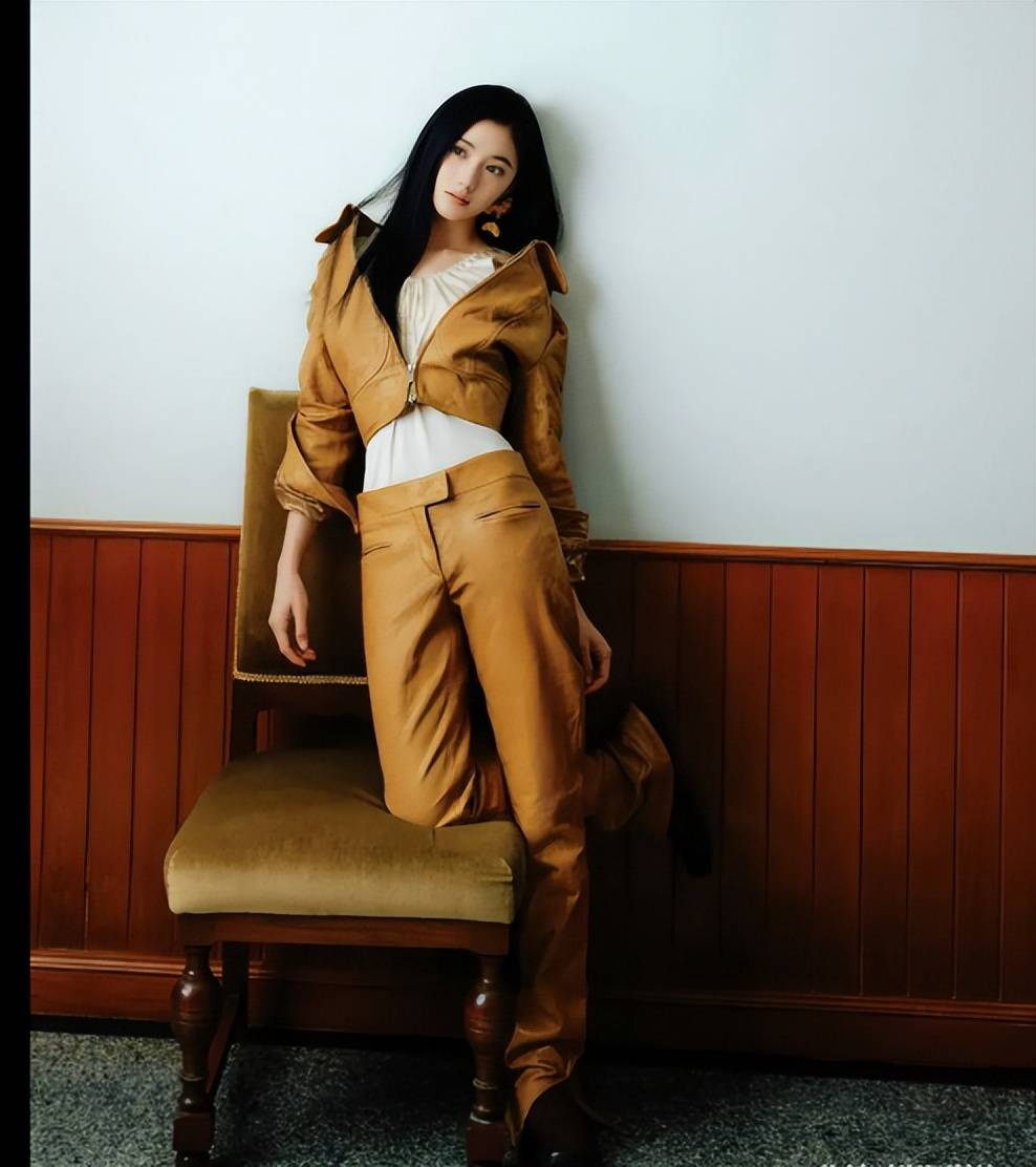 刘浩存上演写真大片,挑战不同的穿搭,又美又飒-3 刘浩存上演写真大片,挑战不同的穿搭,又美又飒