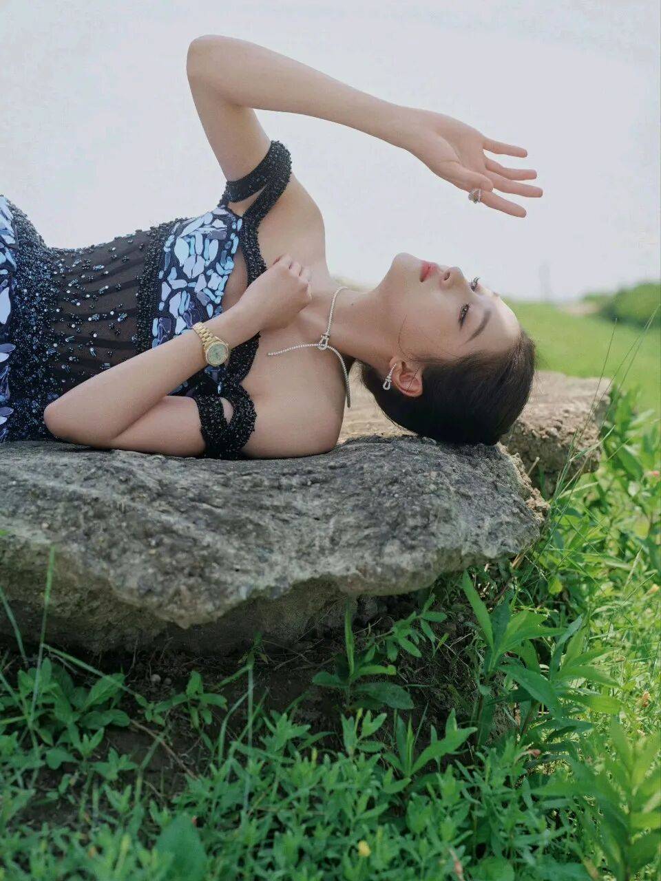 关晓彤的黑蓝碎花露肩裙和香槟金深V礼服,两套“封神”穿搭暗藏心机,照抄也能美翻天-1 关晓彤的黑蓝碎花露肩裙和香槟金深V礼服,两套“封神”穿搭暗藏心机,照抄也能美翻天