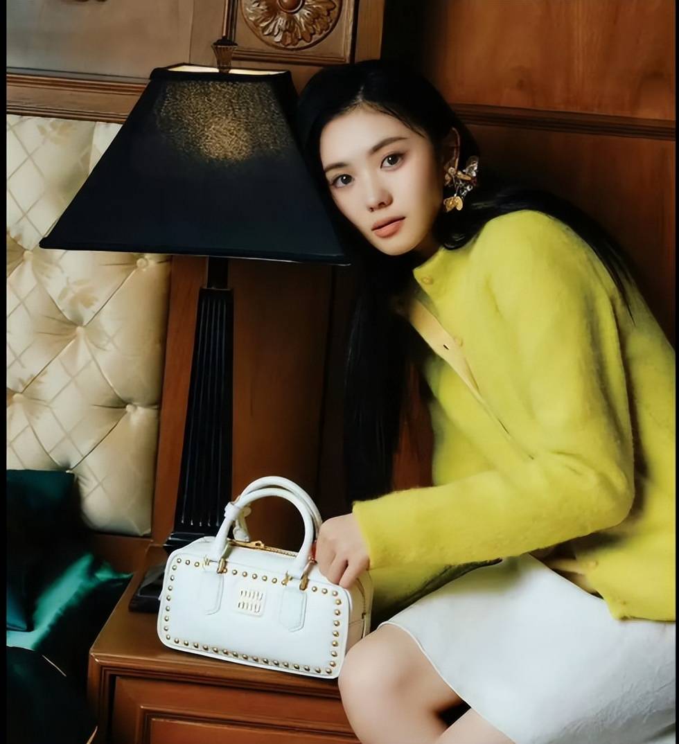 刘浩存上演写真大片,挑战不同的穿搭,又美又飒-2 刘浩存上演写真大片,挑战不同的穿搭,又美又飒