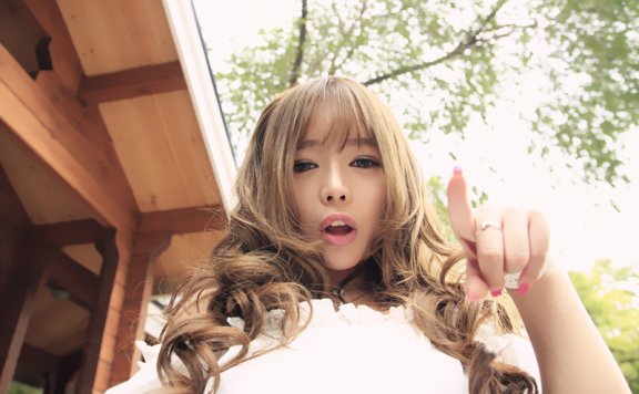裴紫绮“萌女的诱惑”木屋森林写真系列