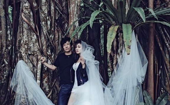 刘芸郑钧摇滚朋克风婚纱照 大叔背萝莉新娘