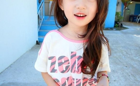 韩国6岁小萝莉美照走红 大眼水汪汪笑容迷人