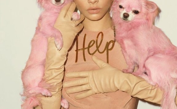 人气超模Cara变身粉红娃娃 登《VOGUE》杂志封面