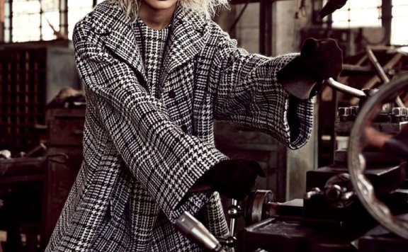 工厂女孩演绎不败的中性风潮