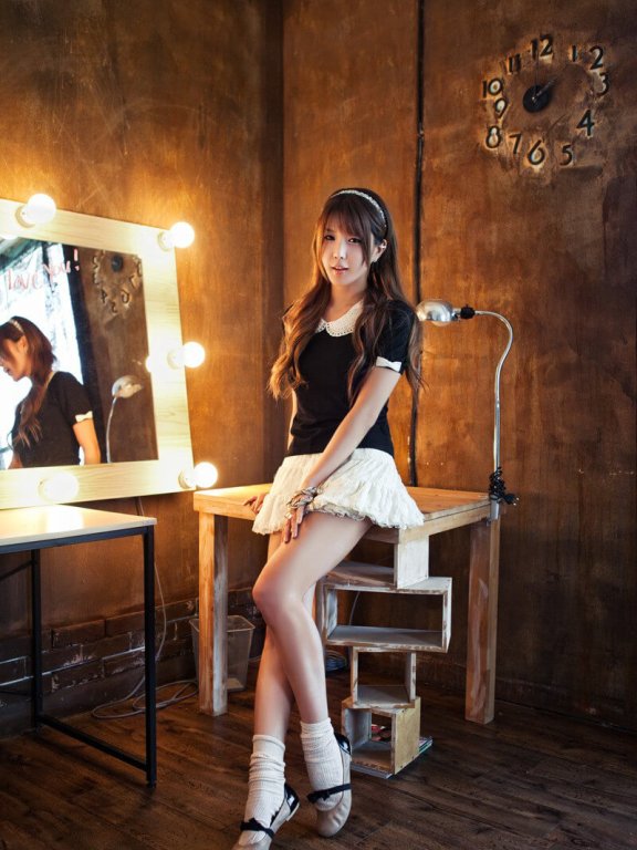 韩国美女MODEL许允美光影唯美风格照片