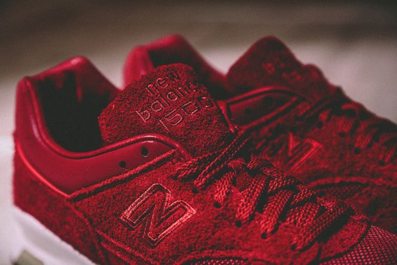过年就要红色的 Saint Alfred x New Balance M1500 联名鞋款