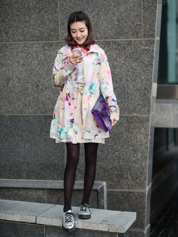 徐子淳圣诞多彩街拍 亮色穿搭独具风格