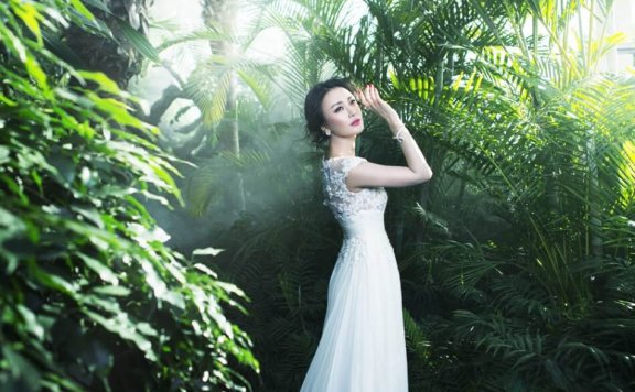 秦岚穿洁白婚纱秀S曲线 小露香肩置身丛林间