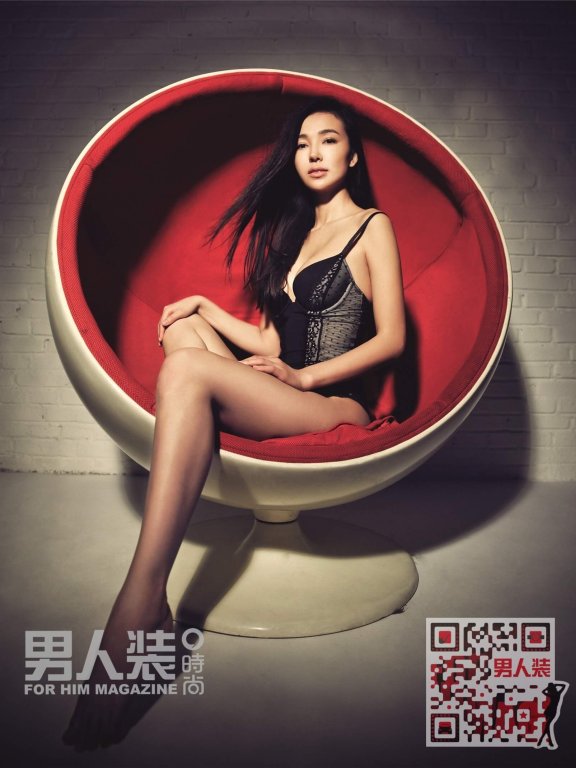 姚星彤登《男人装》封面 展示身体曲线魅力