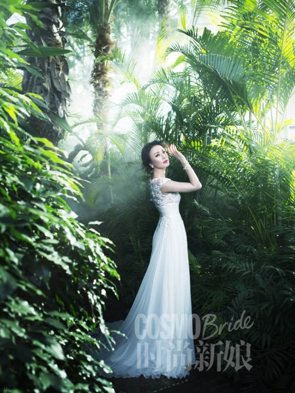 秦岚穿洁白婚纱秀S曲线 小露香肩置身丛林间