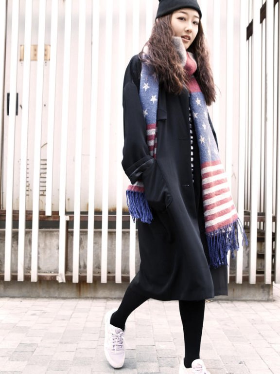 蒋梦婕最新潮装街拍曝光 穿梭霓虹灯下似月夜精灵