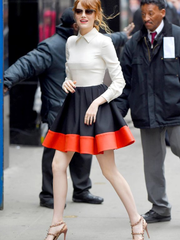 Emma Stone街拍 俏皮洋装露修长美腿令人惊奇