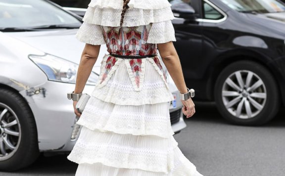 2014年8月欧美潮女街拍 那些优雅的白裙