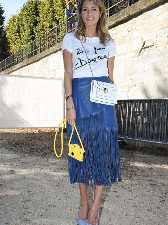 欧美明星街拍:流苏半裙凸显完美身材