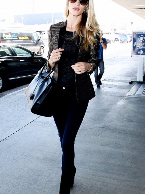 一种黑不够酷?向Rosie Huntington-Whiteley学习多样化的全黑着装