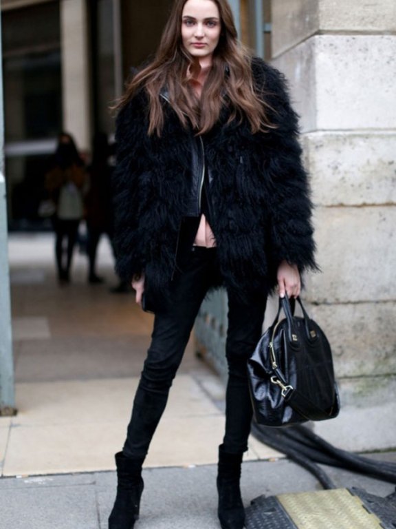 新年时尚大挑战:奢华又保暖仿皮草外套,如何穿出纤细时尚感