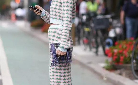 时髦又实惠 白球鞋一起街拍吧