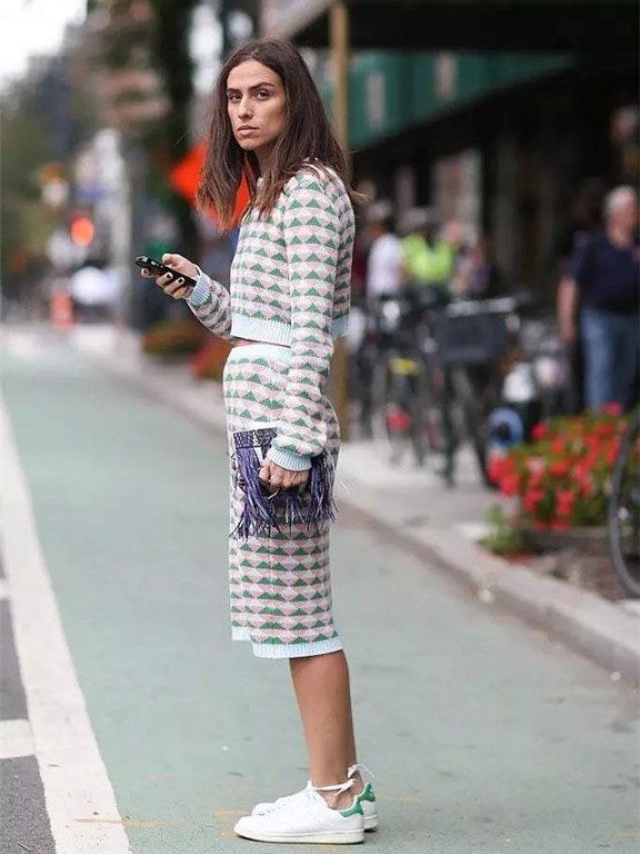 时髦又实惠 白球鞋一起街拍吧