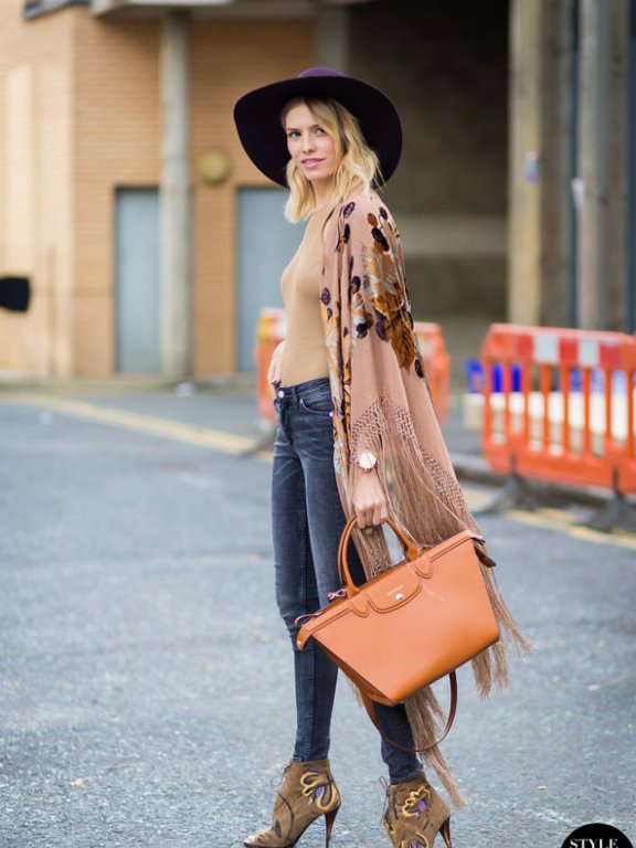 看街拍学穿搭！宽沿帽、绅士帽、软呢帽…　冬天造型加顶帽子就对啦