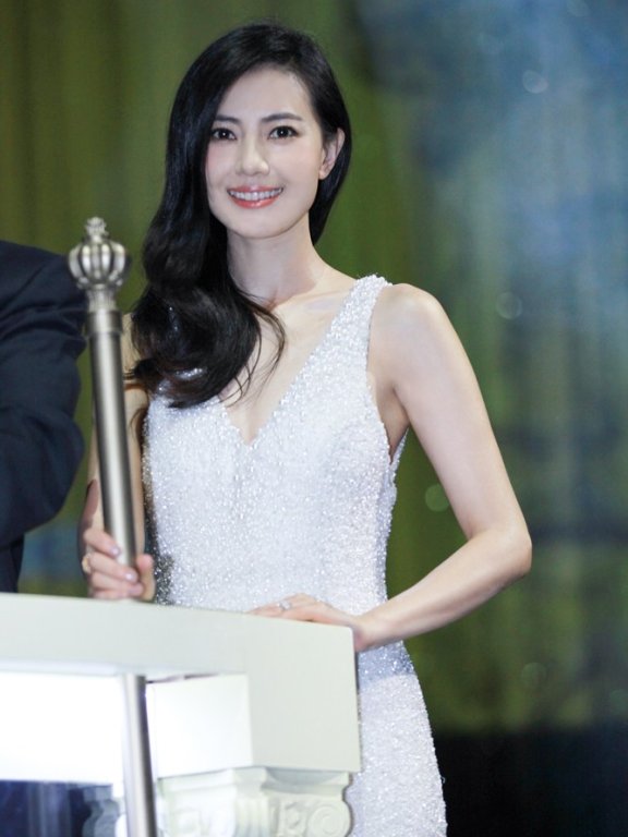 高圆圆穿高定曳地裙登邮轮 惊艳众人美翻天