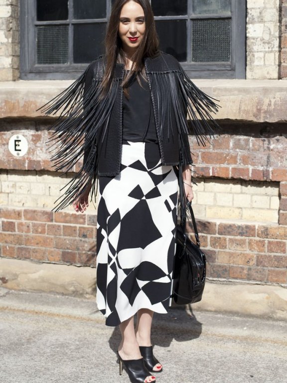 夏季街拍：美女子们把凤梨和椰树穿上街了